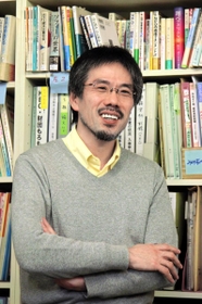 ）「ＮＰＯが社会になくてはならないと思ってもらえるように頑張りたい」と話す実吉威さん＝神戸市中央区元町通６、市民活動センター神戸