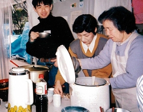 震災後、神戸市の東灘区役所中庭に設けられたテントでボランティアのために炊き出しをする太美京さん（右）たち（ＣＳ神戸提供）
