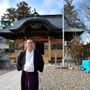 再建された初発神社と高倉洋尚宮司＝双葉町長塚