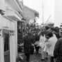 倒壊した家屋から運び出される住人＝１７日、淡路市郡家
