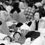 多くの近隣住民が避難した安井小学校の体育館。カメラに気付いた何人かが視線を向けた＝１９９５年１月１７日、西宮市安井町