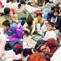 避難所になった体育館でオセロ風ゲームに興じる子どもたち。疲れ果てた人たちで殺伐とする中、笑顔に救いを求めて撮ったのかもしれない＝１７日夜、神戸市兵庫区荒田町４、荒田小学校