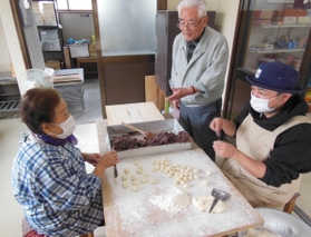 明治４０年創業の老舗「ニコニコ饅頭」。４代目の高瀬大輔さん（右）が、両親と作り続ける＝熊本県南阿蘇村立野
