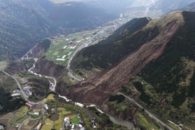 山腹崩壊で寸断された国道５７号。川には阿蘇大橋が架かっていた＝２０１６年４月１８日、熊本県南阿蘇村