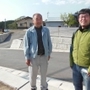 擁壁整備や道路拡幅など復旧事業の完了を喜ぶ元区長の坂田哲也さん（左）。佐々木康彦さんは新潟県中越地震の教訓を伝え、復興を支えた＝熊本県西原村