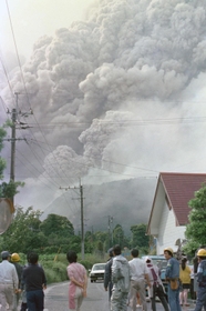 山腹を駆け下りる火砕流＝１９９１年６月３日、長崎県深江町（現南島原市）