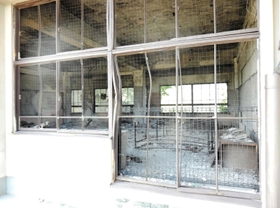 火砕流に伴う熱風を受けた「旧大野木場小被災校舎」の教室内＝長崎県南島原市深江町