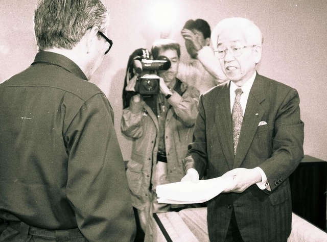 阪神・淡路大震災の２カ月後、貝原俊民知事に復興戦略ビジョンを報告する新野幸次郎さん＝１９９５年３月３０日、兵庫県庁