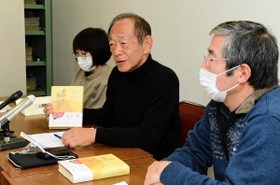 被災者の証言集を刊行した牧秀一さん（中央）と、証言者の一人の甲斐研太郎さん（右）＝神戸市役所（撮影・中西幸大）