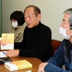 被災者の証言集を刊行した牧秀一さん（中央）と、証言者の一人の甲斐研太郎さん（右）＝神戸市役所（撮影・中西幸大）