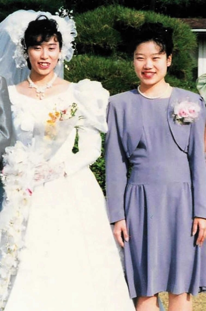 結婚式での高松寿賀子さん（左）と笑顔を見せる有明結香さん（高松さん提供）