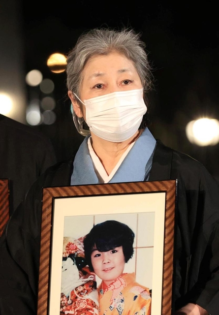 遺族代表として式典に出席した加賀翠さん＝１７日午前５時４４分、神戸市中央区、東遊園地（撮影・斎藤雅志）