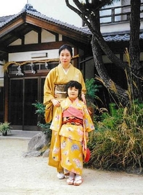 七五三で記念写真に納まる加賀翠さんと桜子さん＝１９９４年（加賀翠さん提供）
