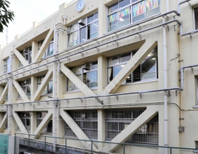 窓側に筋交いを入れて耐震補強された校舎＝神戸市中央区宮本通７、市立春日野小学校