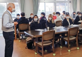 尼崎市営久々知住宅シルバー棟の談話室で話を聞く関西国際大の学生たち（関西国際大提供）＝尼崎市久々知３