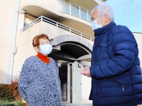 久々知住宅で大学生との交流を心待ちにする入居者の田中トシ子さん（左）と、「阪神共同福祉会」の中村大蔵理事長＝尼崎市久々知３