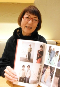 ユニバーサルファッションを紹介する自著を手にする見寺貞子さん＝神戸市中央区小野柄通
