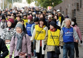 昨年のメモリアルウオークの様子。震災当時を思い出しながら神戸の街を歩く参加者ら＝神戸市内