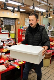 新型コロナウイルス禍で宅配を始めたマルシン市場の中村雅義さん＝神戸市兵庫区東山町２