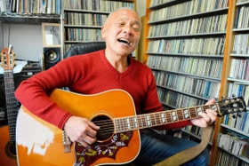 山川泰宏さんにささげるオリジナル曲「竹灯籠の人」を歌う堀内圭三さん＝京都市西京区