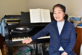 大切なピアノに触れる猪木より子さん。湿度の管理などに気を配っている＝芦屋市内