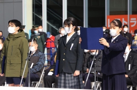 教訓を継承する決意などを語る（手前左から）なぎさ小６年福元悠介君、渚中２年小沼楓夏さん、舞子高３年松岡紗輝さん＝１７日午後０時１７分、神戸市中央区脇浜海岸通１、人と防災未来センター（撮影・吉田敦史）