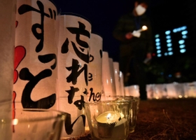 初めて設けられた紙灯籠。「ずっと」「忘れない」の言葉がろうそくの柔らかな明かりで浮かび上がった＝１７日午前６時２８分、神戸市中央区加納町６、東遊園地（撮影・秋山亮太）