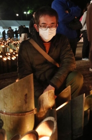妹の直子さんを亡くした河内弘之さん＝１７日午前６時３１分、神戸市中央区、東遊園地（撮影・大森　武）