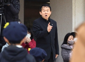 「しあわせ運べるように」を指揮する臼井真さん＝神戸市中央区吾妻通４（撮影・後藤亮平）