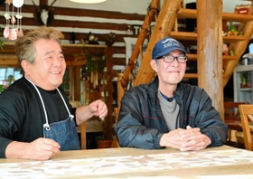 「家族みたいに“これやっとって”って気安く言えるのがいいわね」。藤田一弘さん（右）と話す森英志さん＝兵庫県淡路市佐野、カフェレストラン海（うみ）（撮影・中西幸大）
