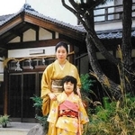 七五三で記念写真に納まる加賀翠さんと桜子さん＝１９９４年（加賀翠さん提供）