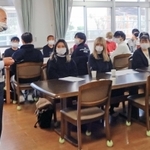 尼崎市営久々知住宅シルバー棟の談話室で話を聞く関西国際大の学生たち（関西国際大提供）＝尼崎市久々知３