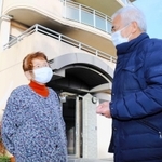 久々知住宅で大学生との交流を心待ちにする入居者の田中トシ子さん（左）と、「阪神共同福祉会」の中村大蔵理事長＝尼崎市久々知３