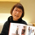 ユニバーサルファッションを紹介する自著を手にする見寺貞子さん＝神戸市中央区小野柄通