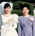 結婚式での高松寿賀子さん（左）と笑顔を見せる有明結香さん（高松さん提供）