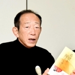 クラウドファンディングについて説明する牧秀一さん＝神戸市役所