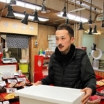 新型コロナウイルス禍で宅配を始めたマルシン市場の中村雅義さん＝神戸市兵庫区東山町２