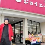 昨年１２月に新装開店したジョイエール宇治川と上田幸雄代表理事＝神戸市中央区下山手通８