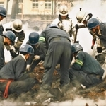 くすぶる焼け跡で行方不明者を捜索する警察官や消防士＝１９９５年１月１９日、神戸市長田区