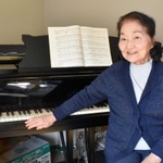大切なピアノに触れる猪木より子さん。湿度の管理などに気を配っている＝芦屋市内