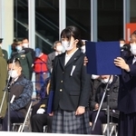 教訓を継承する決意などを語る（手前左から）なぎさ小６年福元悠介君、渚中２年小沼楓夏さん、舞子高３年松岡紗輝さん＝１７日午後０時１７分、神戸市中央区脇浜海岸通１、人と防災未来センター（撮影・吉田敦史）
