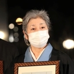 遺族代表として式典に出席した加賀翠さん＝１７日午前５時４４分、神戸市中央区、東遊園地（撮影・斎藤雅志）