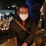 妹の直子さんを亡くした河内弘之さん＝１７日午前６時３１分、神戸市中央区、東遊園地（撮影・大森　武）