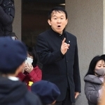 「しあわせ運べるように」を指揮する臼井真さん＝神戸市中央区吾妻通４（撮影・後藤亮平）
