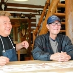 「家族みたいに“これやっとって”って気安く言えるのがいいわね」。藤田一弘さん（右）と話す森英志さん＝兵庫県淡路市佐野、カフェレストラン海（うみ）（撮影・中西幸大）
