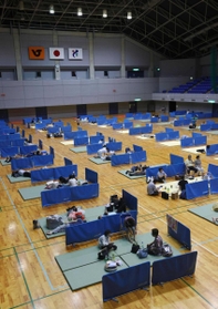 熊本県人吉市の避難所。新型コロナウイルス対策でマットの間隔を空けて配置していた＝２０２０年７月４日
