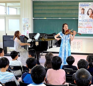 ２０１９年に開かれた「おん☆かつ」で、演奏に聴き入る児童ら＝加東市上久米、市立米田小学校（加東文化振興財団提供）