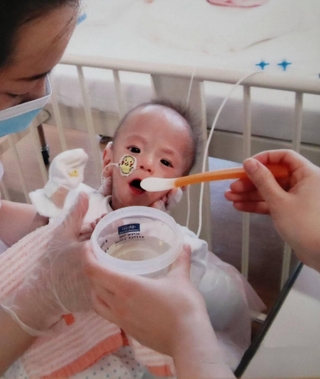 小児病棟に移る少し前から始めた離乳食の様子