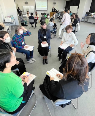 すきっぷの登録グループの交流会で、班に分かれて意見交換をする参加者ら＝神戸市中央区東川崎町１、神戸新聞社