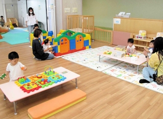 「キャナルタウンおやこひろば」でおしゃべりやおもちゃ遊びを楽しむ親子＝神戸市兵庫区駅南通５
